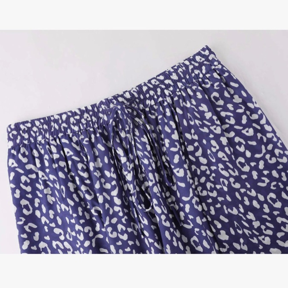 NWOT Blue & White Leopard Print Wide Leg Pants Size Medium - Picture 4 of 10